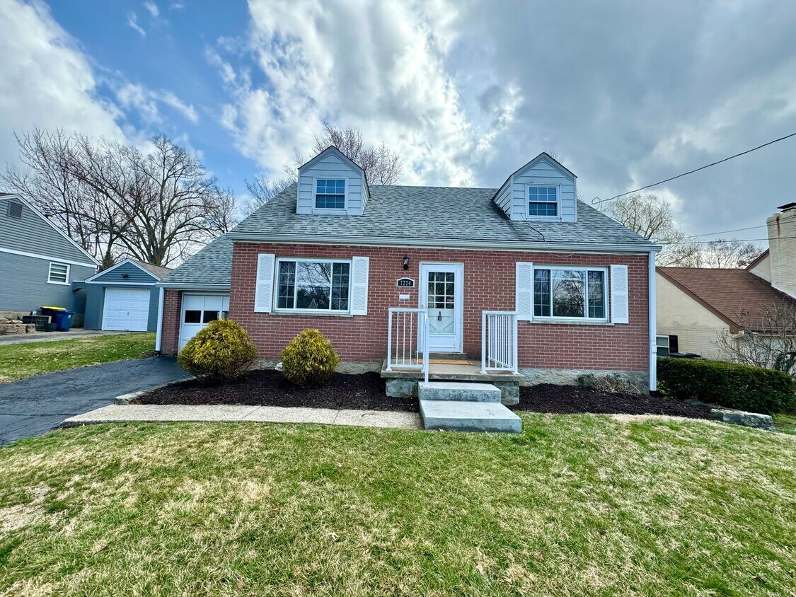 Primary Photo - MADERIA- Charming 3 Bed Cape Cod w 1 car g...
