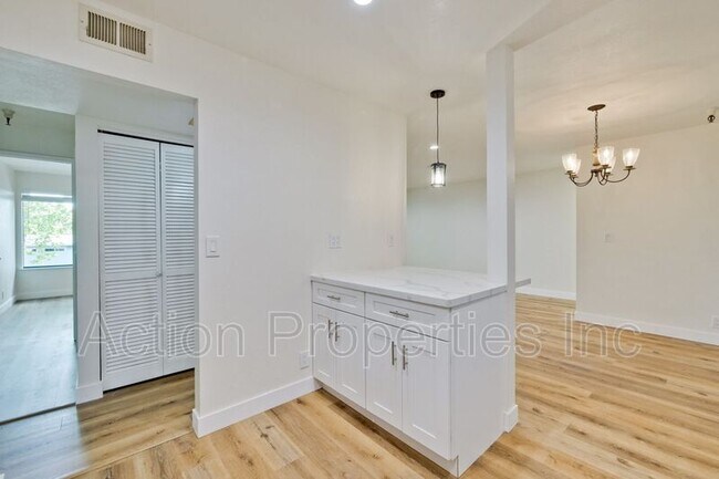 Building Photo - 2211 Latham St