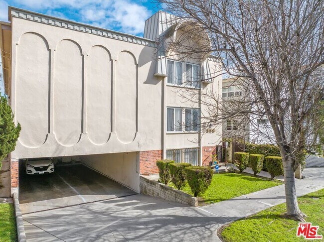 Foto del edificio - 328 S Elm Dr