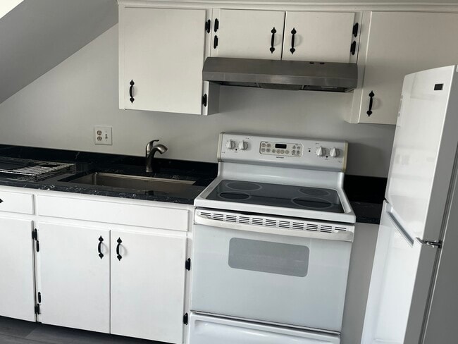 Kitchen - 10 Elm St