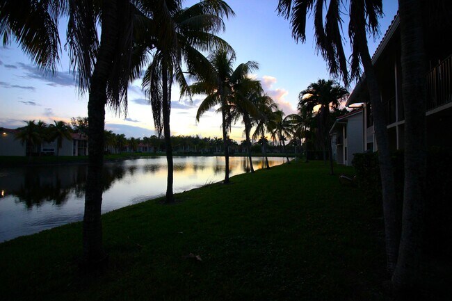Foto del edificio - 1513 Lake Crystal Dr