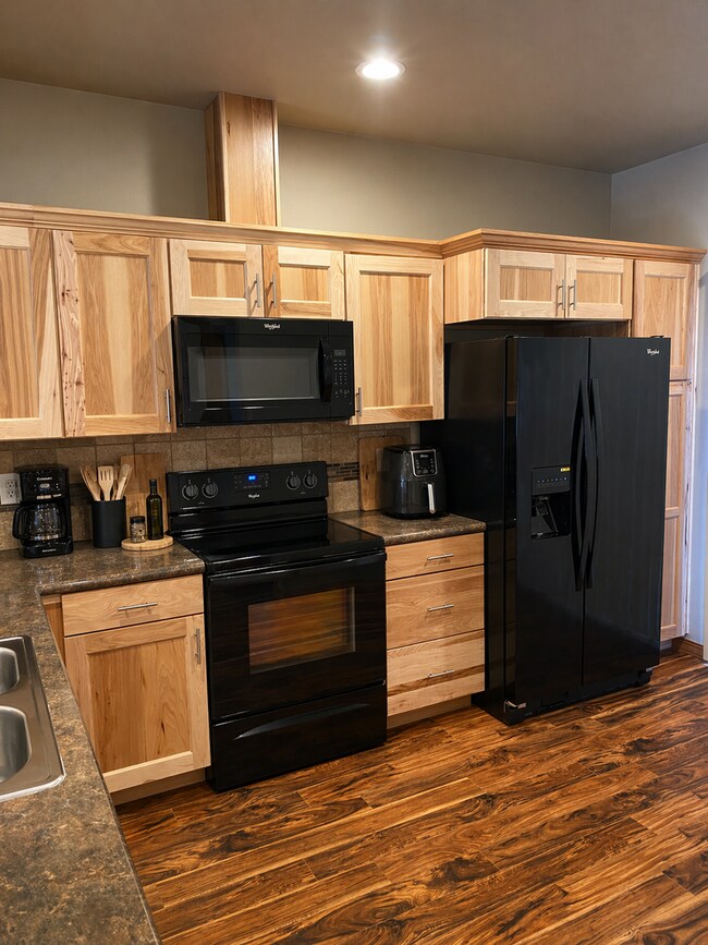 Foto del edificio - New Lower Rent + $500 Off? Turns Out Saving Money Is Our Love Language.