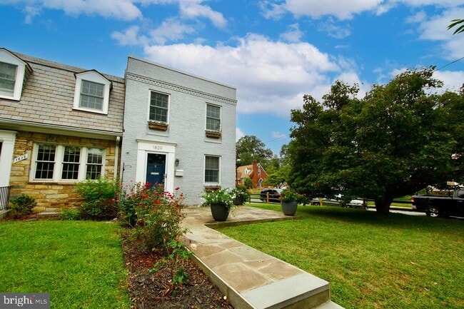 Building Photo - 1820 Leslie Ave