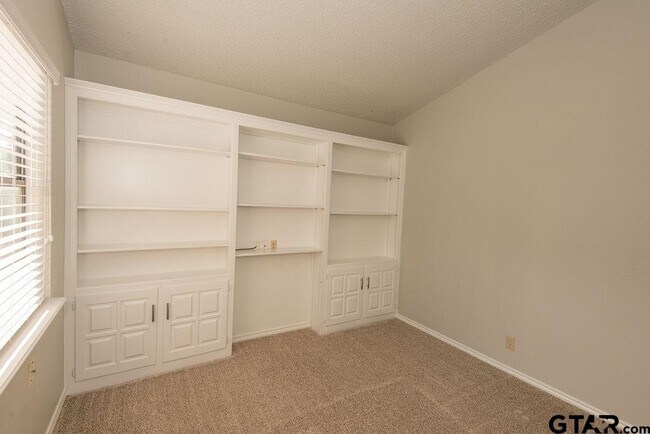 Building Photo - 5903 Hollytree Dr
