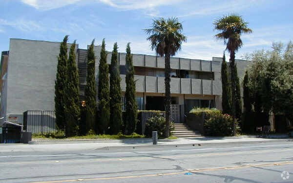 Foto principal - 1105 N. Flower St.