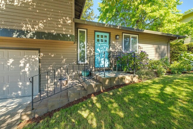 Building Photo - 4 bedroom 3 bath home in Tualatin with sep...