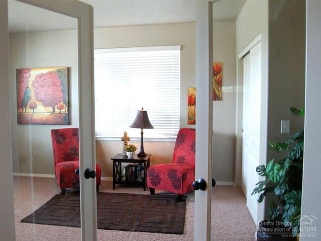 Building Photo - Spacious 5 Bed/2.5 Bath Single Family Home...