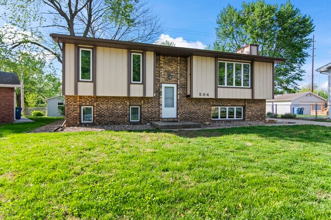 Building Photo - 204 Saxon Dr