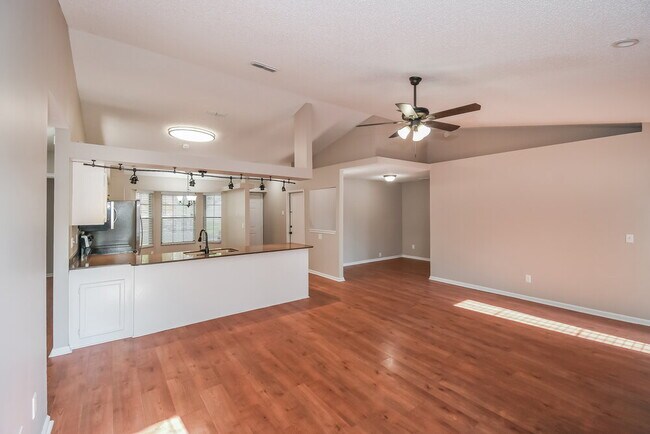 Building Photo - 8155 Pineverde Ln