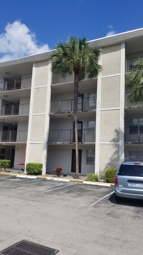 Foto principal - 4899 NW 26th Ct