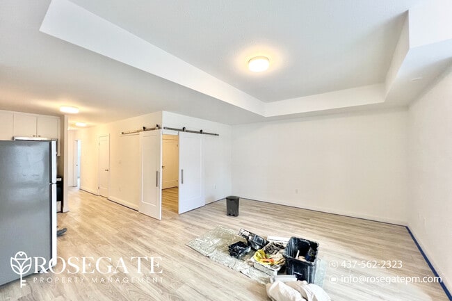 Photo du bâtiment - Newly Renovated 2-Bedroom + Den, 2-Bath Co...