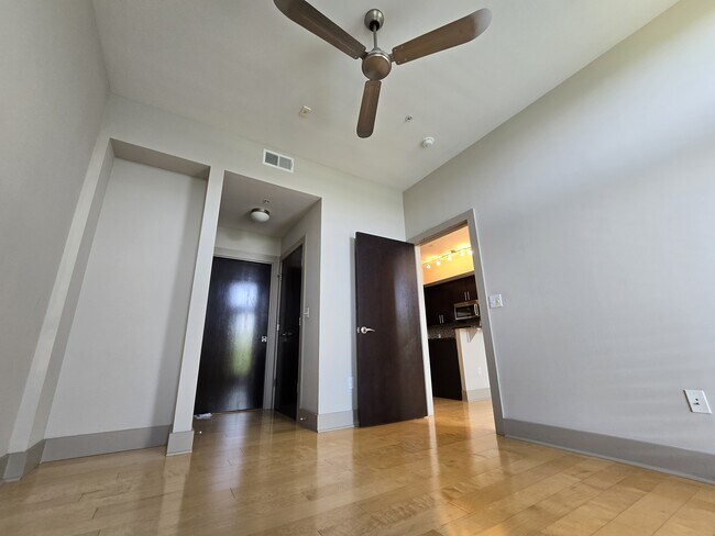 Building Photo - 1320 Robert Browning St