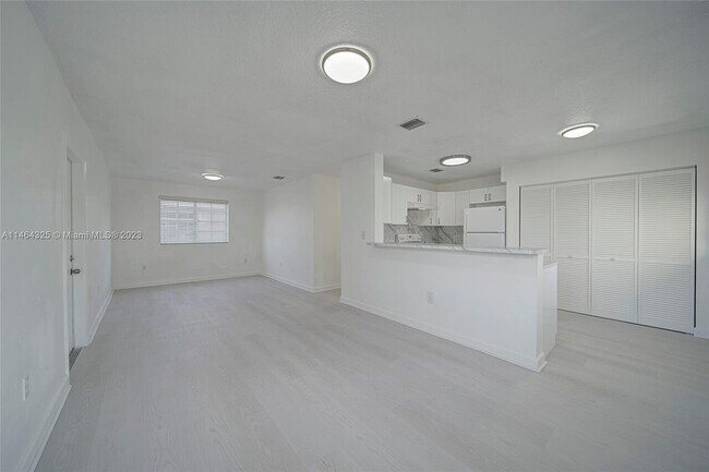 Foto del edificio - $3250 221 SW 78th Pl # 231