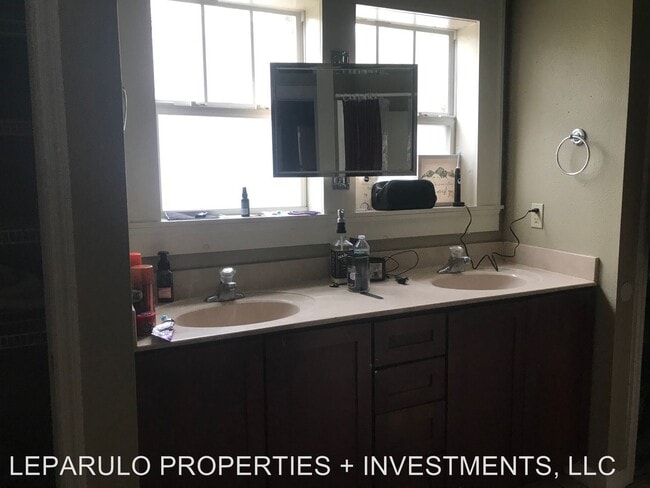 Building Photo - 4 br, 2 bath Room For Rent - 224 Hayden Road