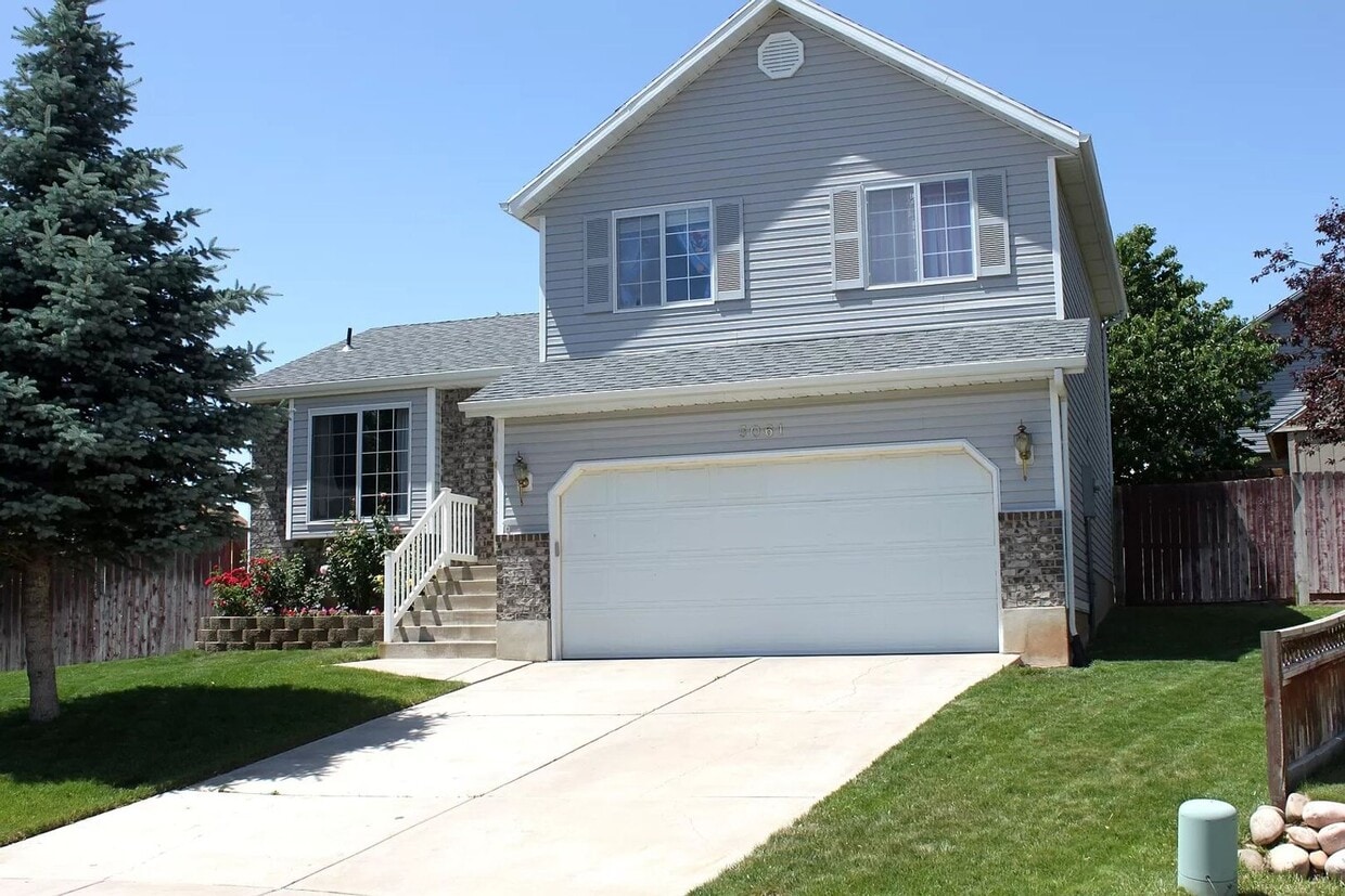 Primary Photo - Must See!! 4 bedrooms 2 baths house in Lay...