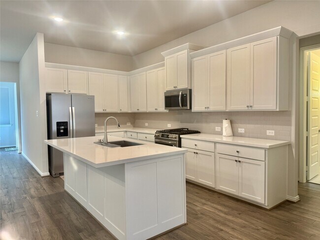 Foto del edificio - 6123 Severson Lake Ct