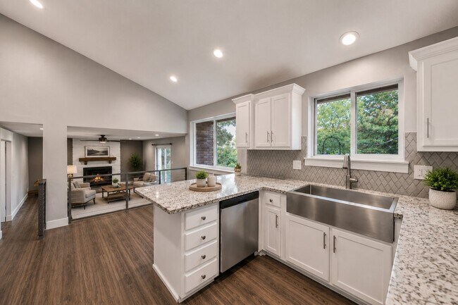 Building Photo - 7473 Bromley Rd