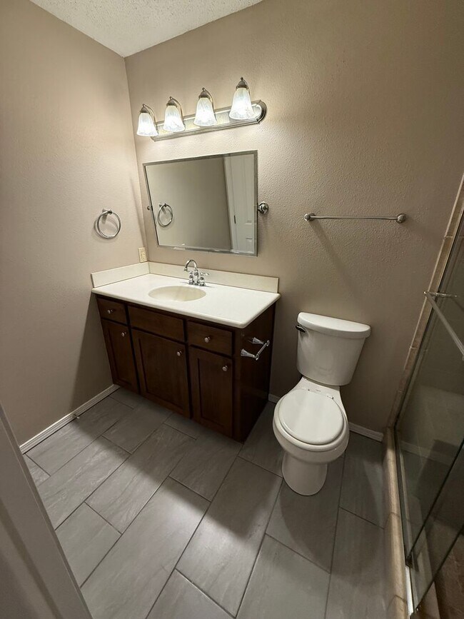Building Photo - 3 bed, 2 bath, 2 car garage house