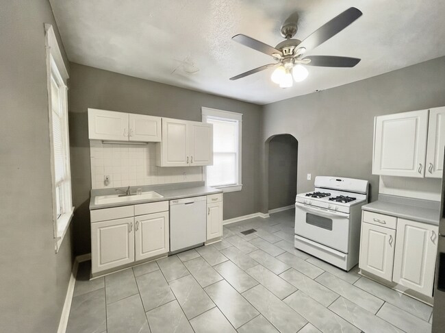 Building Photo - 711 W 38th St