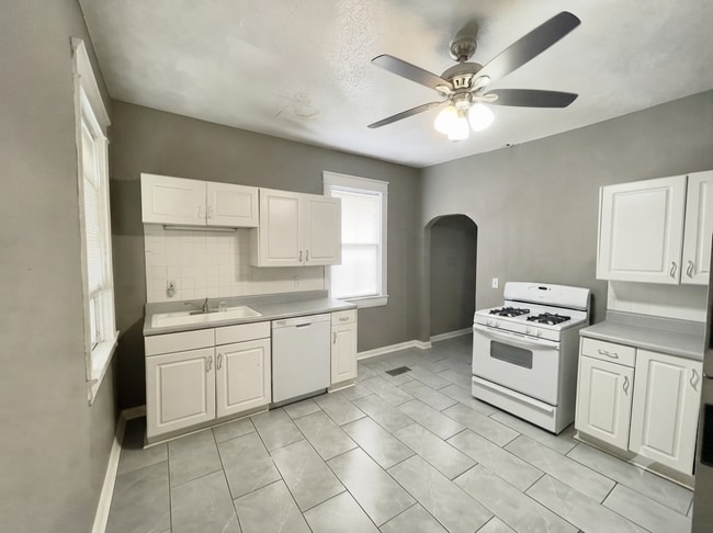 Building Photo - 711 W 38th St