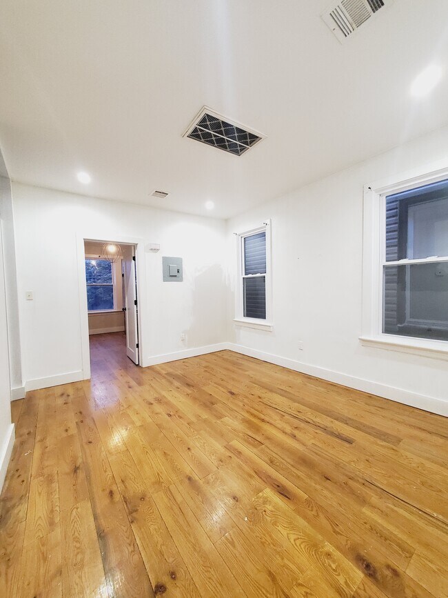 Foto del edificio - 162 Clendenny Ave