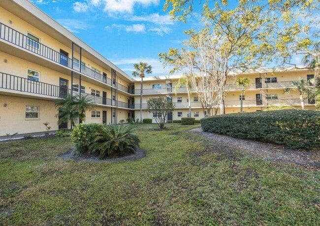 Building Photo - 11485 Oakhurst Rd