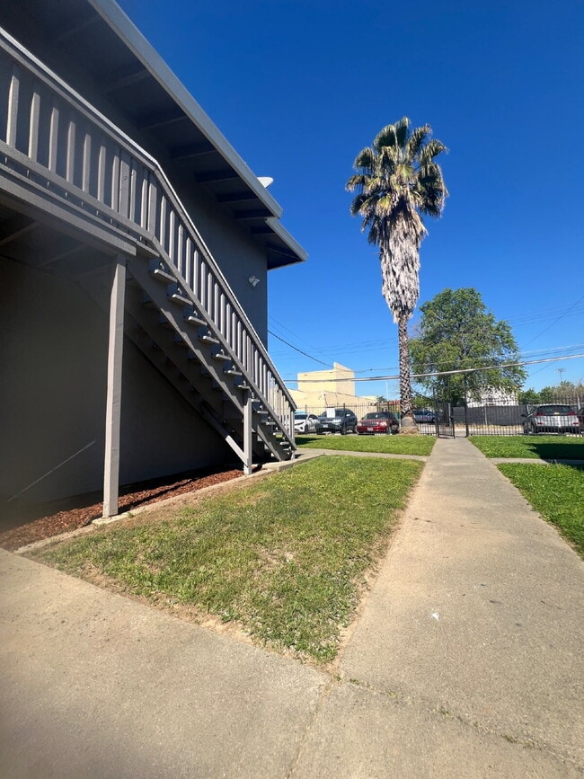 Building Photo - 2205 15th Ave