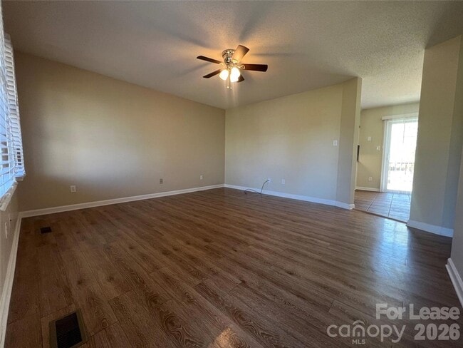 Foto del edificio - 1369 Little Rd