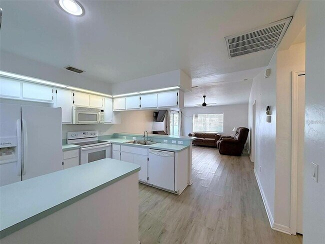 Foto del edificio - 504 Rose Apple Cir