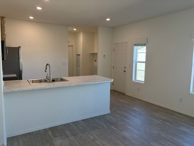 Building Photo - 2000 E Frontier Ave