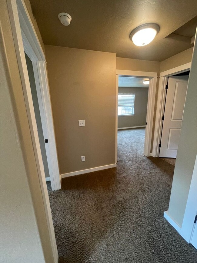 Building Photo - 2 bedroom 2 bath condo centrally located o...
