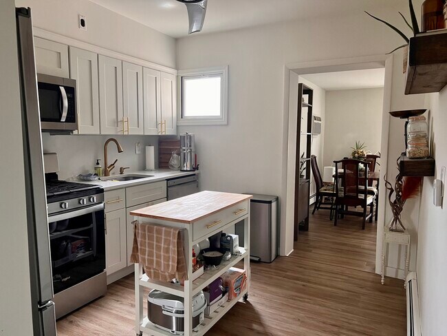 Building Photo - 282 Delano Pl
