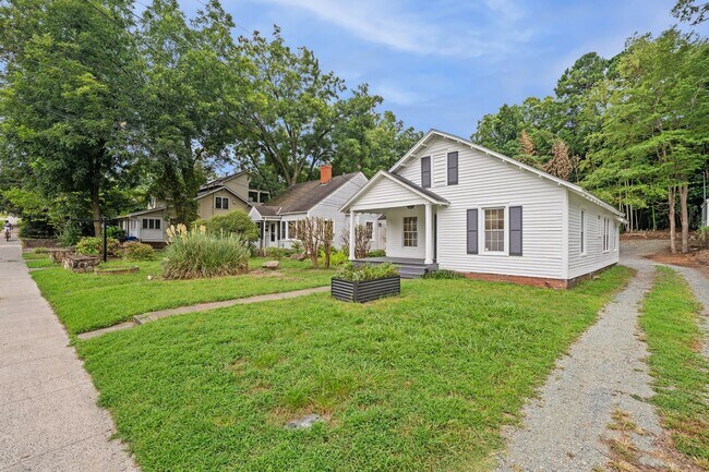 Building Photo - 3be/2ba Premium House Round the Corner fro...