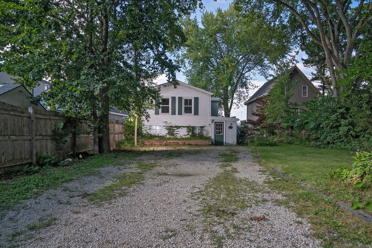 Primary Photo - 1 N Maple Ave