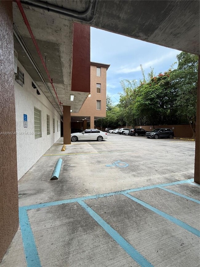 Building Photo - 2630 SW 28th St