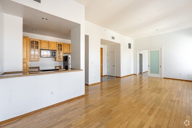 1BR, 1BA - 945SF - KITCHEN - Spring Arcade Building