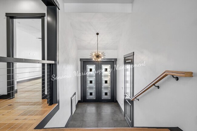 Foto del edificio - ~Luxury Brand-New Fountaingrove Home with Exceptional Views~