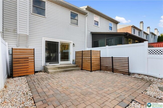 Foto del edificio - 1885 Redwood Dr