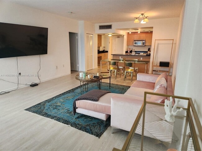 Building Photo - 10275 Collins Ave