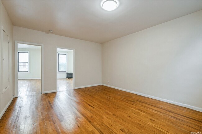 Foto del edificio - 67-05 Woodside Ave