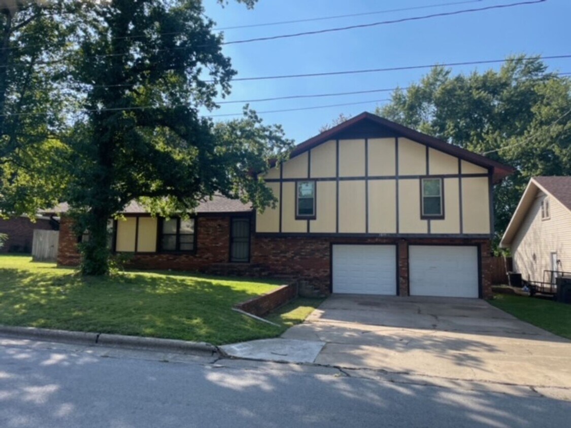 Foto principal - 3839 N Stewart Ave