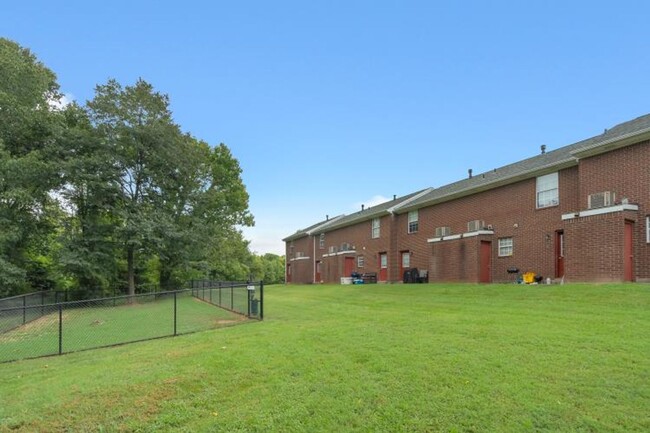 Foto del edificio - Two bedroom townhome, bath and half with w...