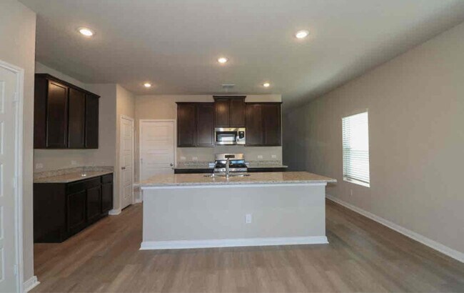 Building Photo - 615 Wild Olive Wy