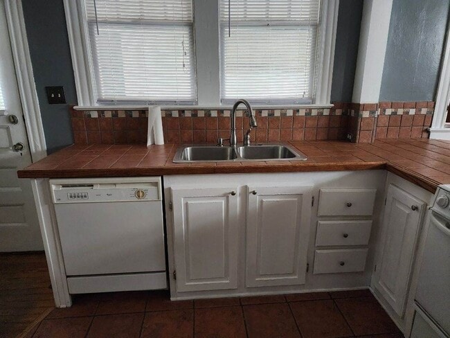 Building Photo - 2 Bedroom 2 bath house 1850 Square Foot!! Lots of Room!!