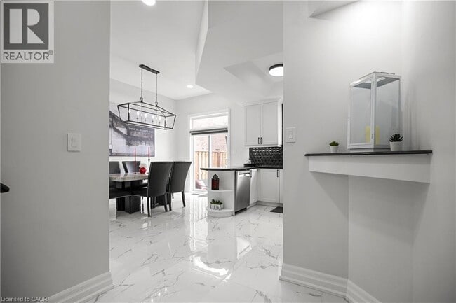 Building Photo - 876 Golf Links Rd