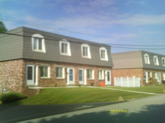 Foto del edificio - 122 Hurst Dr