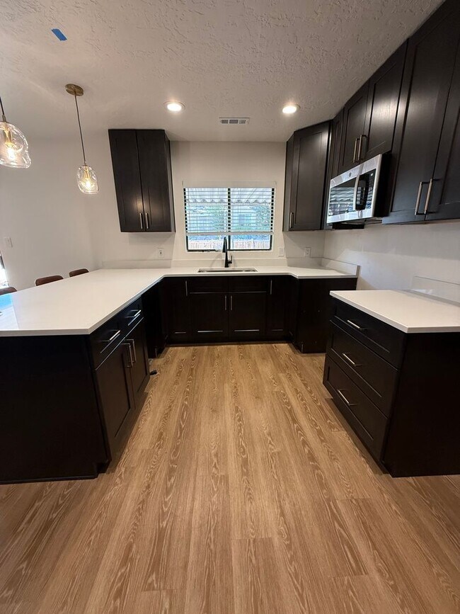Foto del edificio - Remodeled Three Bedroom Home in Desirable Bloomington
