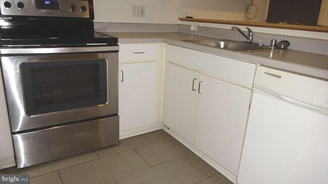 Foto del edificio - 1420 Hopkins St NW