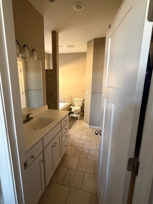 Baño #1 - 630 W Clark St