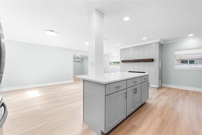 Building Photo - 4811 Juanita Way S